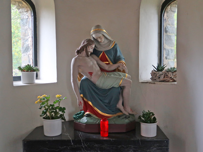 Eifelsteig Etappe 3: Altar der Rinkberg Kapelle bei Monschau