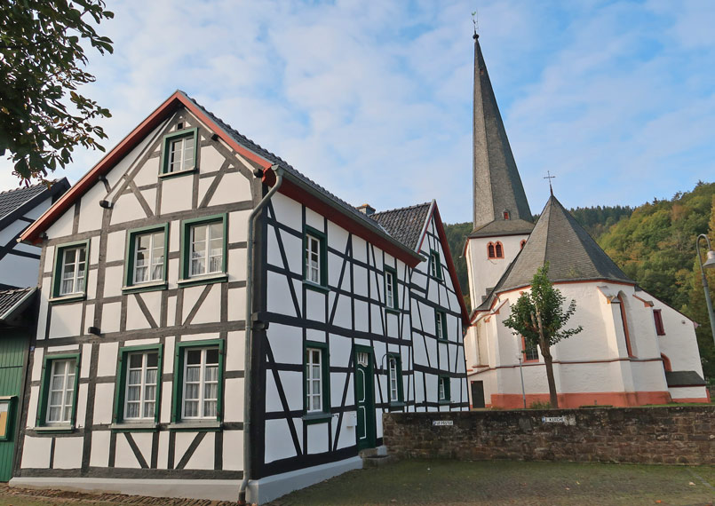 Eifelsteig 5. Etappe: Die Dorfkirche mit Faxhwerkhäusern in Olef