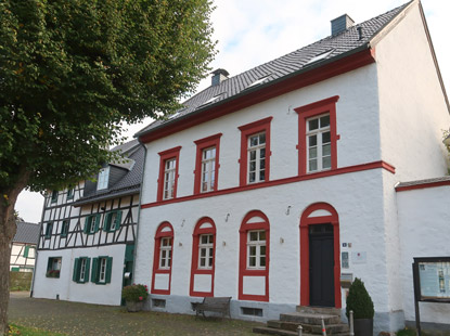 Eifelseig Etappe 5: die erste Olefer Dorfschule aus dem Jahr 1834 steht unmittelbar am Dorfplatz von Olef