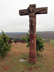4 m hohes Kruzifix auf dem Gipfelplateau der Wachholderheide bei Alendorf in der Eifel