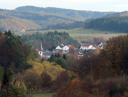 Blick vom Panoramaweg auf Niederhe mit der Klosterkirche