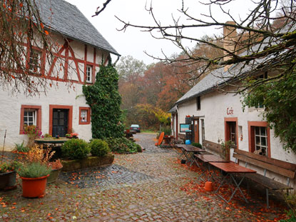Der Innenhof der Nohner Mühle mit Cafe