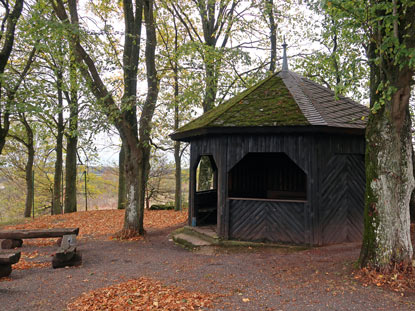Schwedenschanze mit Schutzhütte vor Hillesheim