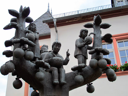 Jahrtausendbrunnen vor dem Rathaus von Manderscheid