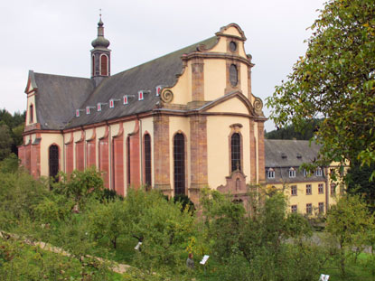 Die barocke Abteikirche, rechts das Klostergebäude von Himmerod