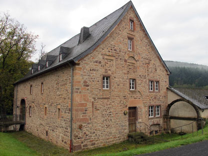 Die "Alte Mühle" (heute ein Museum). Sie stammt aus dem 17. Jh. und ist damit das älteste Gebäude in Himmerod
