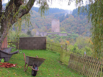 Von  unserer Pension blickt man auf die Oberburg. Sie ist die älteste der Manderscheider Burgen und gehörte bis zu ihrer Zerstörung  zum Besitztum des Erzstifts Trier