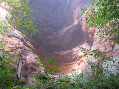 Die Genovevahöhle (früher Kuttbachhöhle genannt) ist eine sagenumwobene 15 m  lange Höhle