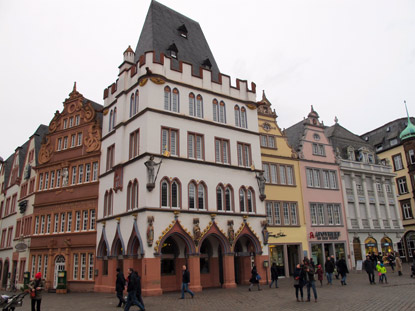 Haus Steipe am Hauptmarkt (Steipe = Stützen). Es wurde 1430 als Repräsentationsgebäude  für den Stadtrat erbaut.