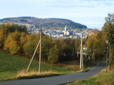 Wanderung Erzgebirge: Blick auf Annaberg-Buchholz. Im Hintergrund ist der Phlberg zu erkennen
