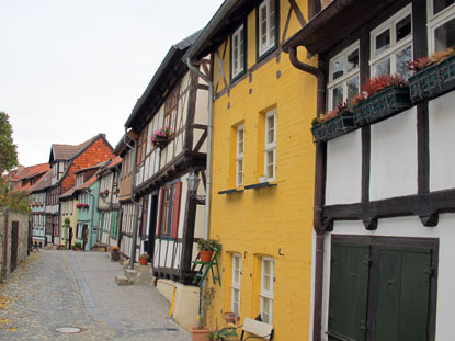 Die kleinen Fachwerkhäuser unterhalb Schlossberges wurden renoviert und bieten sich als Filmkulisse für Märchenfilme an