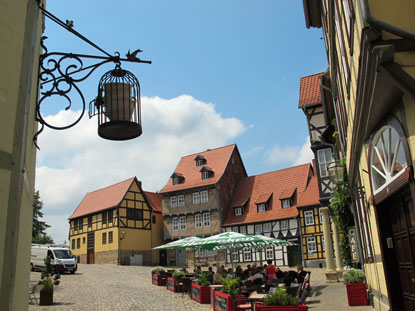 Direkt unterhalb der Stiftskirche liegt der Schlossplatz  mit  seinen Fachwerkhäusern.