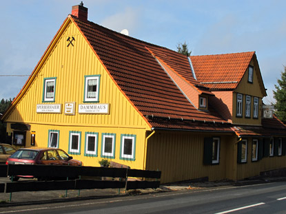 Das 1732 für die Bergarbeiter errichtete Dammhaus ist heute eine Gaststätte. Das Haus liegt unmittelbar am Hexen-Stieg