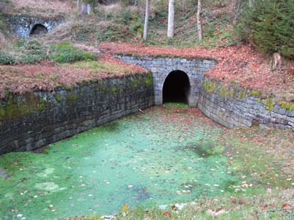 Die 1767 erbaute Huttaler Widerwaage, ein Wasserbecken, diente dazu, Wasser im Huttal anzustauen und bei Bedarf dem Hirschler Teich zuzuführen.