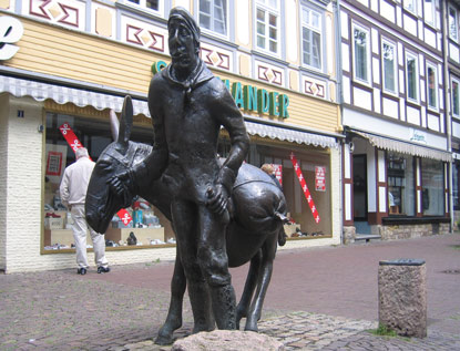 Denkmal vor dem alten Rathaus in Osterode. Man erinnert an die  Eselstreiber, die die Bergleute mit Lebensmittel versorgten.