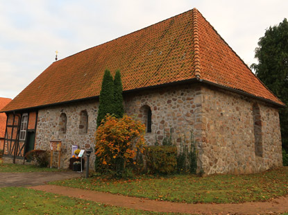 Undelo Magdalenenkirche - Aussenansicht der aus Feldsteinen gemauerten Kirche