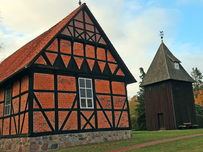 St. Magdalenen Kirche in Undeloh - Außenansicht mit GlockenturmHT MIT gLOCKENTURM