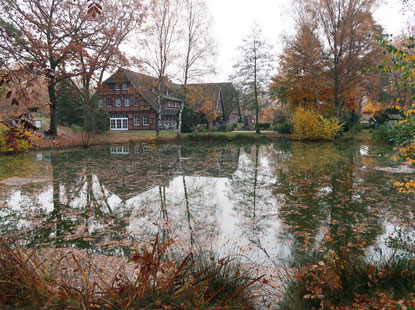 Teich vor dem Restaurant und Hotel Heiderose in Undeloh