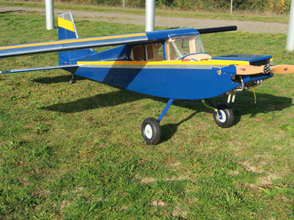 Modellflugzeug auf dem Übungsgelände bei Wietztendorf