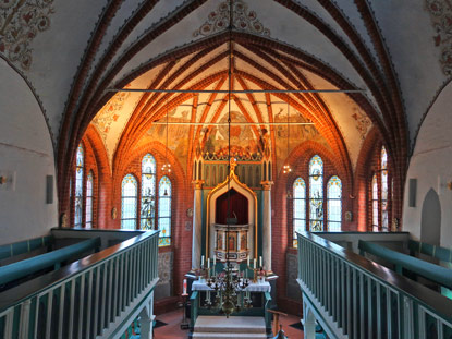 Blick auf den Altar der Laurentius Kirche in Müden (Örtze)