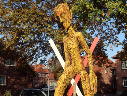 Die vor dem Rataus von Wietzendorf strehende Skultptur wurde vom  Ehepaar Rudolf aus  Munster gechaffen und trägt den Namen yellow boy
