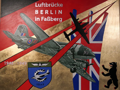 Hinweisschild weist auf das Luftbrüeckenmmuseum in Faßberg hin