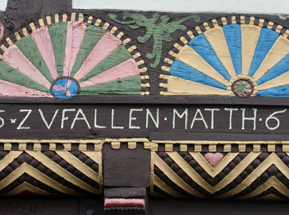 Der Zeierbalken ist mit Ornamenten verziert (Pastorenhaus Borgholzhausen)