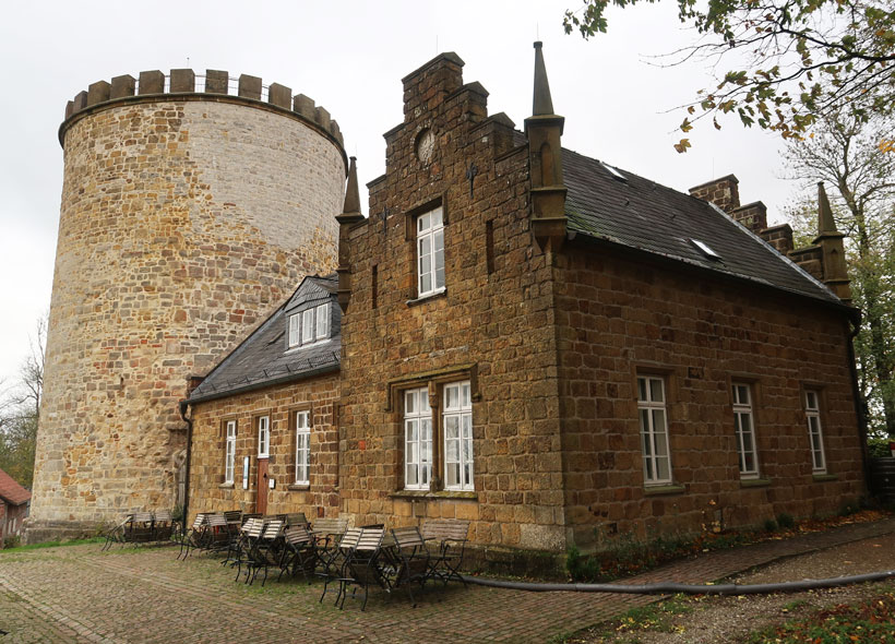 Bergfried und Forsthaus von Burg Ravensberg