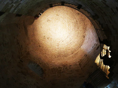 Blick in den 100 m tiefen Brunnenschacht der Burg Ravensberg