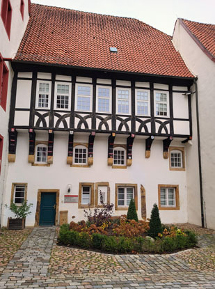 Ehemalige Hofapotheke im Burghof der  Iburg