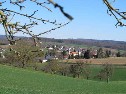 Von einer Anhöhe erblicken wir den 1.800 Einwohner zählenden Ort Spechbach im Kleinen Odenwald
