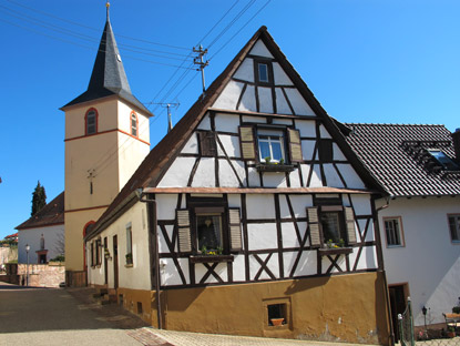 Über die Kirchenstraße von Spechbach gelangt man zu den benachbarten evangelischen und katholischen Kirchen.