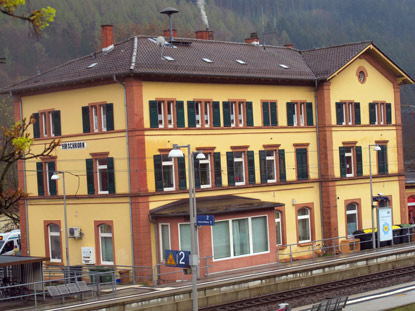 Der Waldenser- und Hugenottenpfad führt nur wenige Meter vom Bahnhof  von Hirschhorn entfernt vorbei.