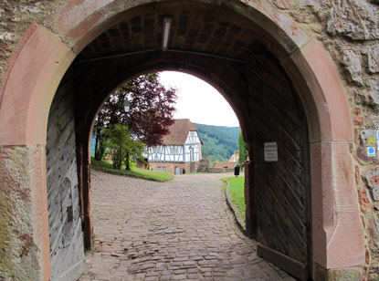 Hugenottenpfad Hirschhorn: Schutzmauer um die Burg Hirschhorn