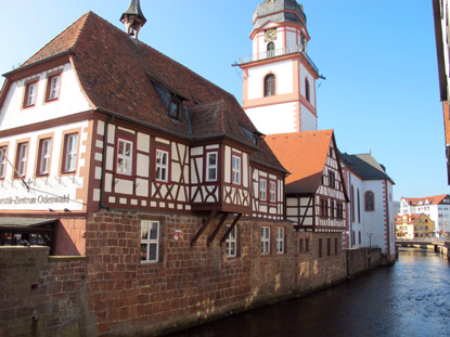 Renovierte Fachwerkhäuser entlang der Mümling in Erbach im Odenwald