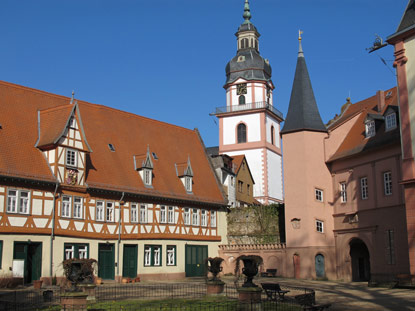 Blick vom  Schlosshof in östlicher Richtung auf die evangelische Kirche 