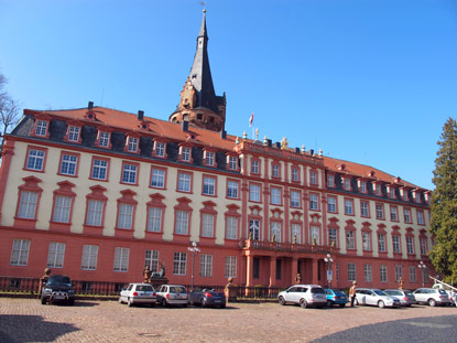 Schloss der Grafen Erbach-Erbach. Die Fassade besteht nicht aus Sandstein, sondern aus eingefärbten Holz und Blech