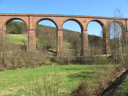 Nur wenige Schritte vom Hugenottenpfad und dem Marbach-Stausee liegt das 250 m lange Himbächel (Bahn-) Viadukt