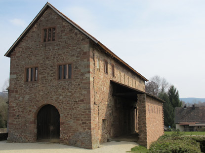 Die Einhardbasilika in Michelstadt-Steinbach wurde  im 9. Jh. als Grabstätte für Einhard und seine Frau Imma errichtet.