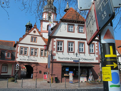 Durch die Unterführung am Alten Rathaus von Erbach  verläuft der Hugenottenpfad.
