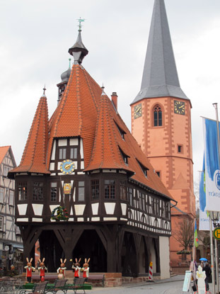 Am Marktplatz von Michelstadt befindet sich das in der ganzen Welt bekannt Fachwerk-Rathaus