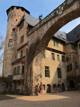 Schloss Fürstenau in Michelstadt-Steinbach mit dem 1588 errichteten Prachtbogen.