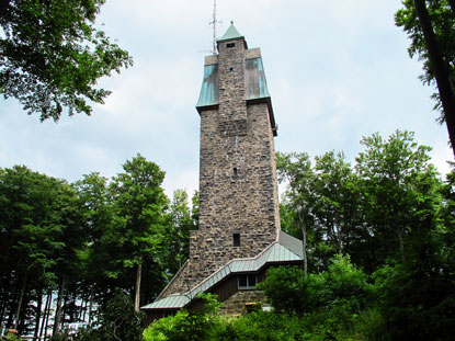 Auf der Neunkirchener Höhe (605 m) wurde 1906/07 ein Aussichtsturm (Kaiserturm) errichtet.