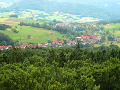 Vom Kaiserturm hat man einen weiten Blick über den Odenwald, hier  auf den Ort Winterkasten