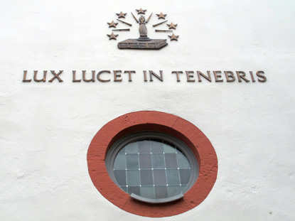 Die Kirche trägt das Wappen der Waldenser, einen Leuchter mit dem Leitspruch: Lux lucet in tenebris „Das Licht leuchtet in der Finsternis“