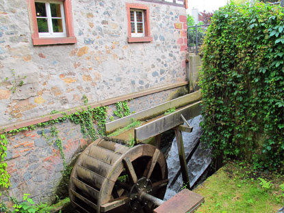 Das (2012 renovierte) Mühlrad der Hammer-Mühle in Ober-Ramstadt