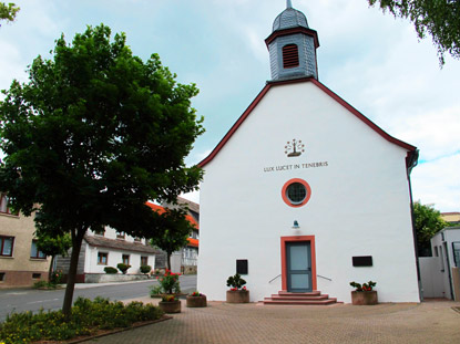 Die Waldenser-Kirche aus dem Jahre 1767 steht auf dem Dorfplatz von Rohrbach