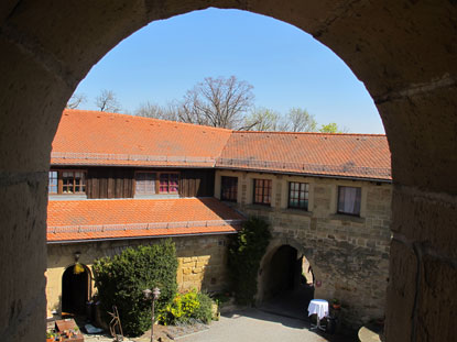 Innerhalb  der Burgmauer der Burg Steinsberg  waren die Wohn- und Wirtschaftsgebäude (heute eine Gaststätte)