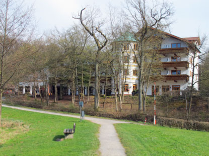 Der Wanderweg führt unmittelbar vorbei am Kreuzbergsee und dem Hotel Kreuzberghof.