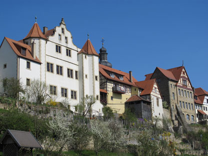 Gochsheim: Graf-Eberstein-Schloss oberhalb der Trockenmauer